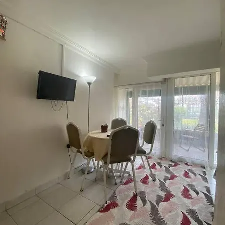 Ozel Plajli Sitede Bahce Kati