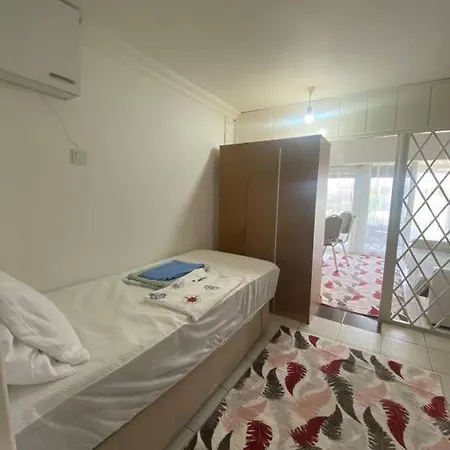 Ozel Plajli Sitede Bahce Kati